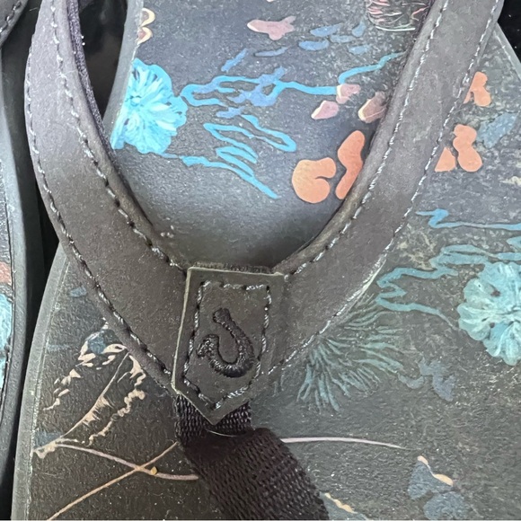 Olukai Women Puawe Navy Flip Flops with Floral Design Sandals Flat Sz 6 - Picture 4 of 5